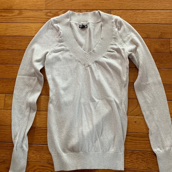 Beautiful sweater - Picture 2 of 6